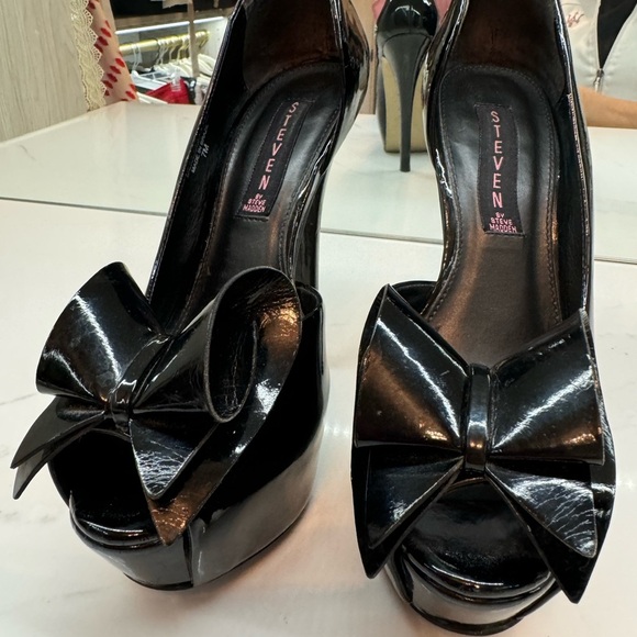 Steven by Steve Madden Black Patent Leather Platform Stiletto with Bow - Picture 4 of 5